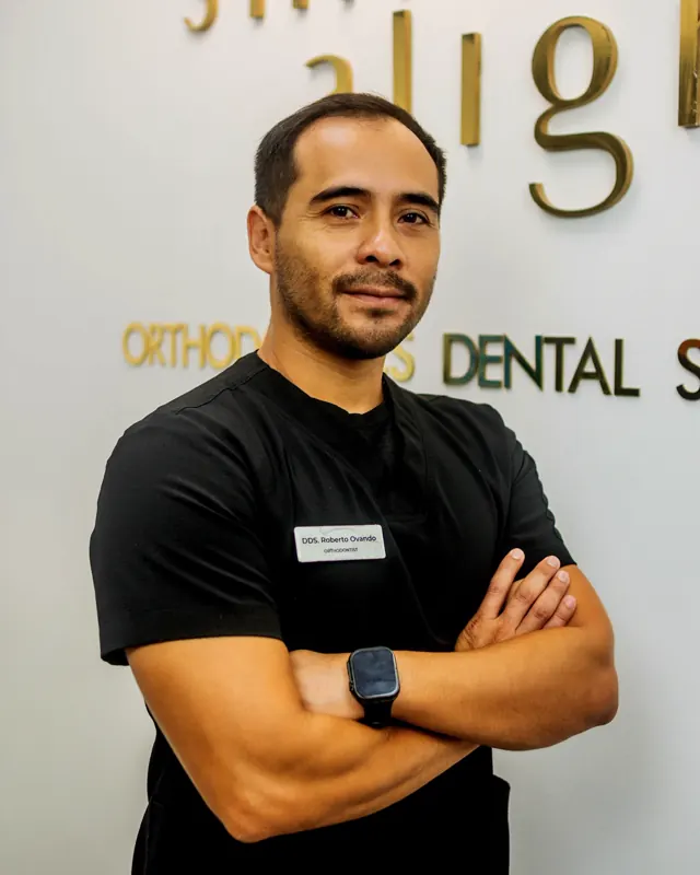 El Dr. Roberto Ovando en Smile & Align, de brazos cruzados
