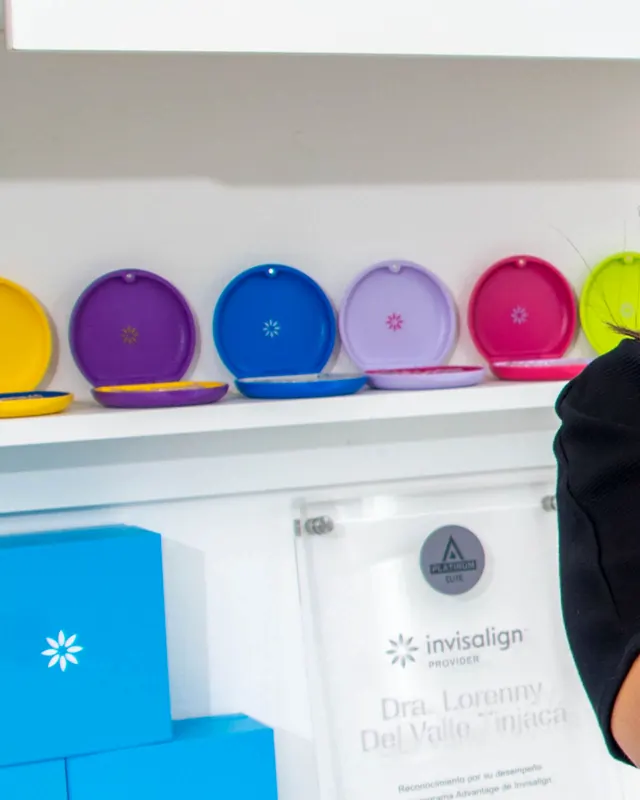Repisa del consultorio con estuches de Invisalign de todos los colores
