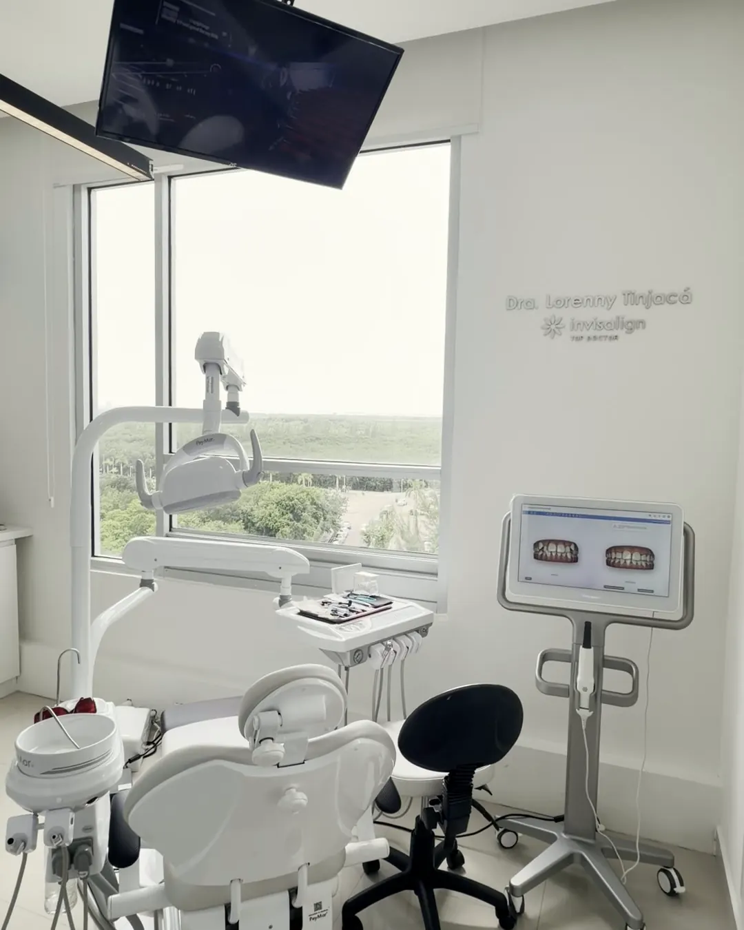 Consultorio de Smile & Align con el sillón dental y una ventana con vista a la laguna