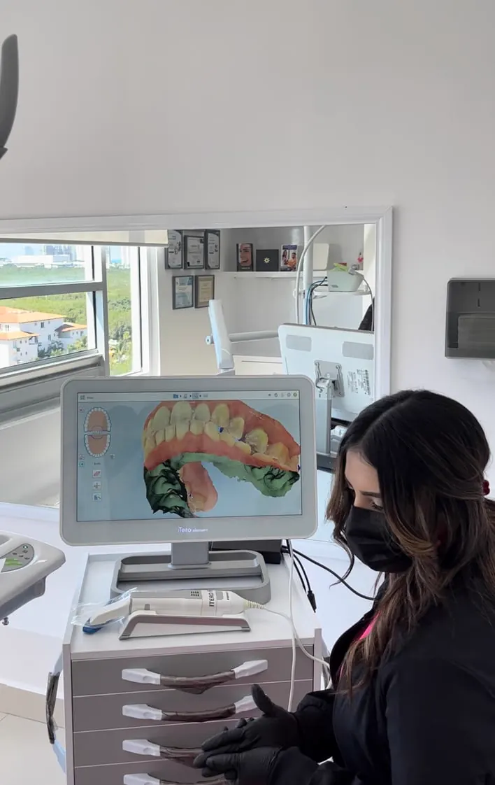 La doctora mostrando un escaneo 3D en el iTero
