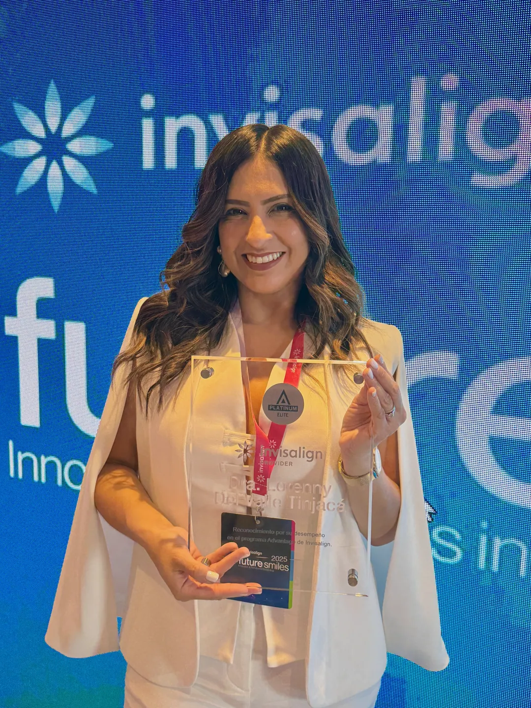 La Dra. Lorenny con su placa de reconocimiento de Invisalign, Platinum Elite, Future Smiles 2025